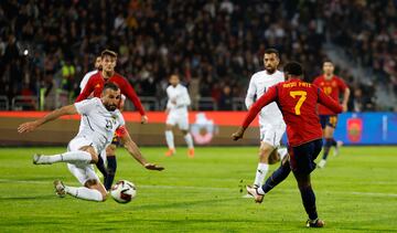 El delantero español, Ansu Fati, marca el 0-1 para la selección española. 

