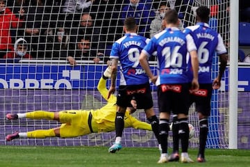 Momento en que Maximiano para el pelanti de Joselu.