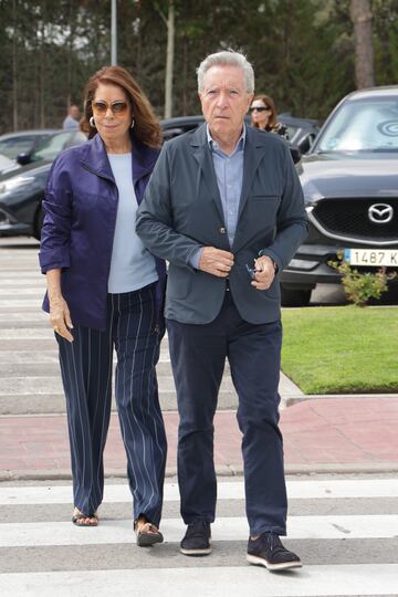 Lola Carretero e Iñaki Gabilondo a su llegada al tanatorio La Paz para despedir a María Teresa Campos.