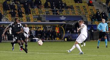Toni Kroos marca el 0-2 del Real Madrid contra el Sheriff, el pasado miércoles en el partido de Champions en Tiraspol.