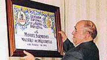 AMIGO DE LOS FUTBOLISTAS. Sarmiento con una placa que le entregó la Asociación de Periodistas Deportivos.