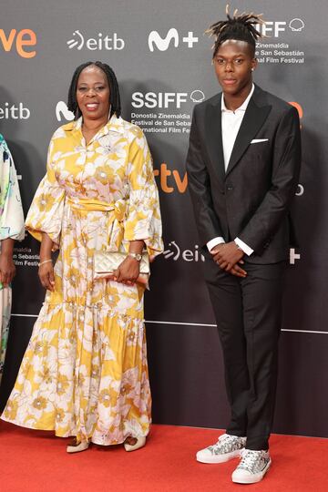 Nico Williams y su madre, María Arthuer, en el photocall de la inauguración de la 72 Edición del Festival de Cine de San Sebastián.