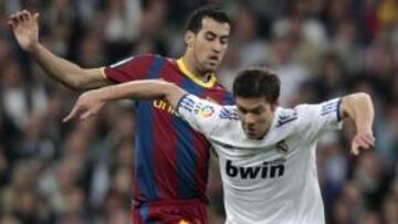 Xabi Alonso ante Busquets.
