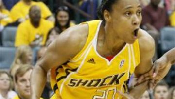 EFÍMERO DEBUT. La nueva escolta de los Tulsa Shock conduce el balón en el duelo frente a Minnesota Lynx disputado en Oklahoma.
