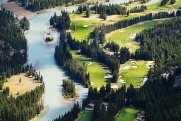 Tanto los aficionados como los profesionales quedan sorprendidos por su desafiante diseño. Desde el trazado de los hoyos hasta las ilusiones ópticas creadas por las montañas que lo rodean, este campo de golf de Alberta acaba atrapando. 