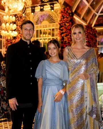 Ivanka Trump, su esposo, Jared Kushner y su hija Arabella posan para una fotografía durante las celebraciones previas a la boda.