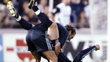<b>ALEGRÍA</b>. Raúl Bravo abraza a Guti después del primer gol del Real Madrid, que nació de una jugada del centrocampista. Bravo no tuvo ningún problema para reubicarse como lateral izquierdo y volvió a ser de los destacados.