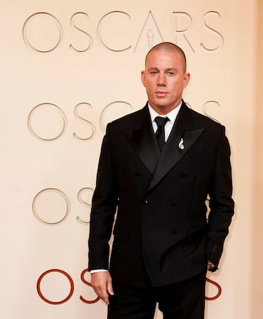 Channing Tatum posa en la alfombra roja del Dolby Theatre.