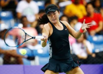 En Indian Wells se enfrentaba la veterana sca Schiavone con Lin Zhu. Con un 5-3 a su favor, corrió hacia una dejada de Schiavone. Un grandísimo punto sino fuera porque la bola botó en el suelo antes de pasar al otro lado.