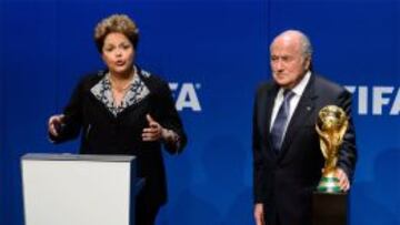 La presidenta brasileña, Dilma Rousseff, habla junto al presidente de la FIFA, Sepp Blatter.