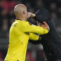 Dmitrovic reduce a un espontáneo que intentó agredirle