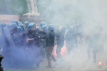 El Derbi della Capitale vuelve a generar violencia en los alrededores del Olímpico. La policía dispersó con gases lacrimógenos y cañones de agua a los ultras de Lazio y Roma en la zona de Ponte Milvio.