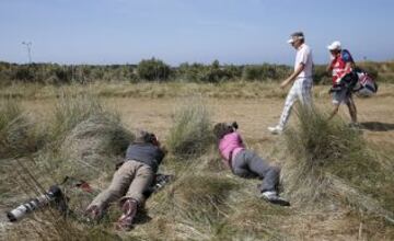 Unos fotógrafos toman imágenes de Ian Poulter desde el suelo, en el Open de Golf Británico.
