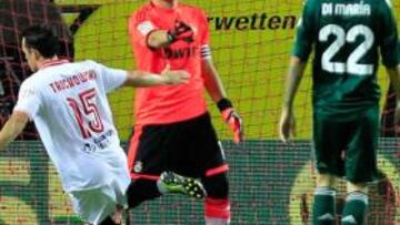 El portero del Real Madrid recrimina a su defensa el despiste que le costó el tanto en Sevilla.