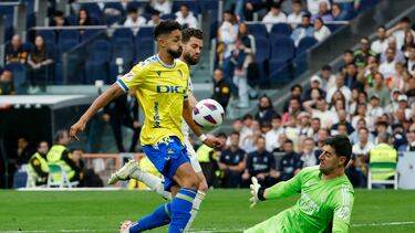 MADRID, 04/05/2024.- El portero belga del Real Madrid Thibaut Courtois (d) despeja ante el delantero del Cádiz Chris Ramos (i), durante el partido de la jornada 34 de la Liga EA Sports que disputan Real Madrid y Cádiz en el estadio Santiago Bernabéu en Madrid. EFE/J.J. Guillén