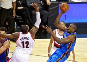 Serge Ibaka tira por encima de LaMarcus Aldridge.