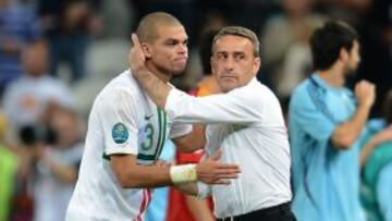 Pepe, consolado por su seleccionador Paulo Bento al término del encuentro.