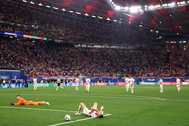 Los jugadores de Croacia desolados tras pitar el final del partido el árbitro neeerlandés, Danny Makkelie.