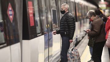 Pasajeros en la estaci&oacute;n de Oporto de Metro de Madrid.