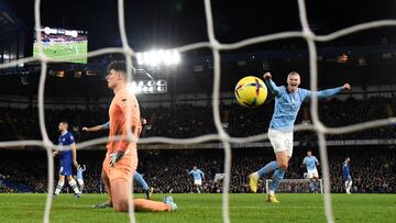 Haaland celebra un gol que acaba de anotar al Chelsea.