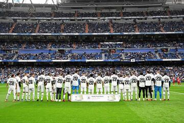 Los jugadores del Real Madrid posan de espaldas para que se vea el nombre y el dorsal de su compañero Vinicius Jr., el cual sufrió varios actos racistas en el anterior partido.