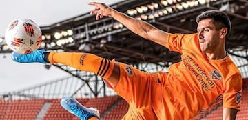 José Bizama, con la camiseta de Houston Dynamo, el equipo que es dueño de su carta.