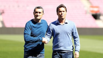 Rubi y Valverde se saludan en el c&eacute;sped del Camp Nou en la previa del derbi catal&aacute;n.