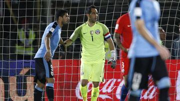 Futbol, Chile vs Uruguay.
 El arquero de la seleccion chilena Claudio Bravo, centro, saluda a Luis Suarez de Uruguay tras atajarle un penal durante el partido clasificatorio al mundial de Rusia 2018 disputado en el estadio Nacional de Santiago, Chile.
 15/11/2016
 Andres Pina/Photosport********
 
 Football, Chile vs Uruguay.
 Chile&#039;s goalkeeper Claudio Bravo, center, salutes Luis Suarez of Uruguay after stops a penalty shot during the Russia World Cup 2018 qualifying football match at the National stadium in Santiago, Chile.
 15/11/2016
 Andres Pina/Photosport