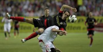 Godin salta a por un balón.