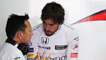 Hasegawa daba explicaciones a Alonso.