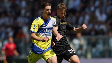 TURIN, ITALY - MAY 01: Fabio Miretti of Juventus battles for possession with Domen Crnigoj of Venezia FC during the Serie A match between Juventus and Venezia FC at Allianz Stadium on May 01, 2022 in Turin, Italy. (Photo by Jonathan Moscrop/Getty Images)