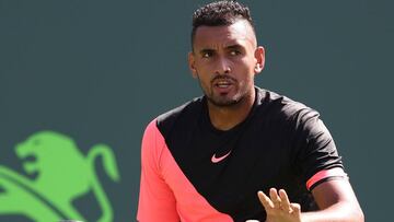 Nick Kyrgios habla con el juez de silla durante su partido ante Fabio Fognini en el Miami Open celebrado en el Crandon Park Tennis Center de Key Biscayne, Florida.