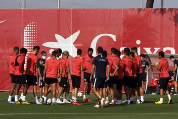 Los jugadores del Sevilla en una corrillo durante el entrenamiento.