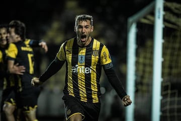 Xisco Jiménez celebra uno de sus goles con Peñarol