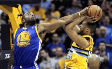 Carl Landry de Golden State Warriors tapona a Anthony Randolph de los Denver Nuggets.