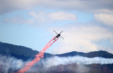 Un helicóptero durante la exhibición aérea que ha tenido lugar antes del inicio de la carrera. 
