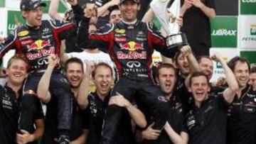 Webber lidera el doblete de Red Bull con Alonso cuarto