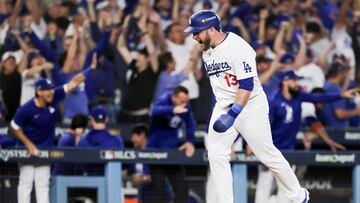 Los Angeles (United States), 20/10/2024.- The Dodgers' Max Muncy scoring a home run by teammate Will Smith during the third inning of game six of the Major League Baseball (MLB) National League Championship Series between the New York Mets and the Los Angeles Dodgers in Los Angeles, California, USA, 20 October 2024. The winner of the best-of-seven National League Championship Series will face the New York Yankees in the upcoming World Series. (Liga de Campeones, Nueva York) EFE/EPA/ALLISON DINNER