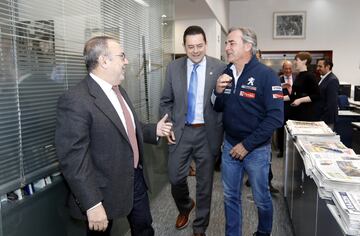 Carlos Sainz charla con Alfredo Relaño y Tomás Roncero. 