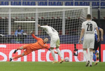 Ramy Bensebaini marcó de penalti el primer gol del conjunto germano.