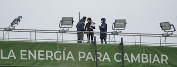 La cubierta del estadio, que genera constantemente goteras cada vez que llueve, es otro de los compromisos firmados por el Ayuntamiento.