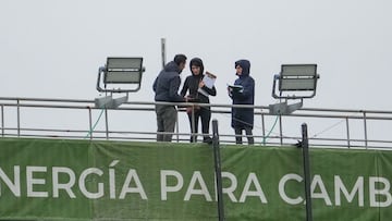 La cubierta del estadio, que genera constantemente goteras cada vez que llueve, es otro de los compromisos firmados por el Ayuntamiento.