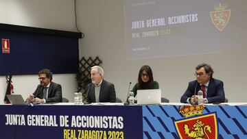 El financiero Mariano Aured, al presidente Jorge Mas, la consejera Cristina Llop y el director general Raúl Sanllehí, durante la Junta General de esta mañana.
