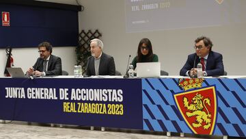 El financiero Mariano Aured, al presidente Jorge Mas, la consejera Cristina Llop y el director general Raúl Sanllehí, durante la Junta General de esta mañana.