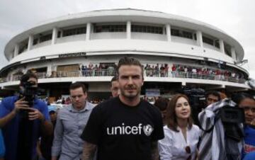 David Beckham, embajador de Buena Voluntad de Unicef, visitó un centro de evacuación en Filipinas tras el devastador tifón.