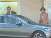 La Reina Sofía sale del hospital: por qué lleva la vía puesta