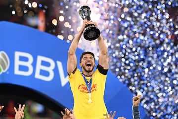 Henry Martin levanta el trofeo de Campeón del Apertura 2024.