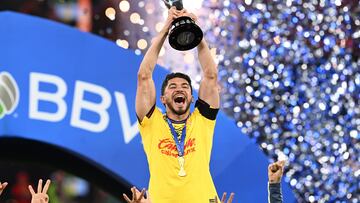 Henry Martin levanta el trofeo de Campeón del Apertura 2024.