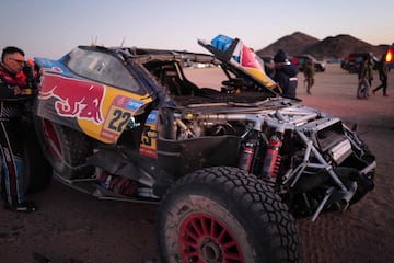 Un miembro del equipo Ford revisa el Ford Raptor de Carlos Sainz tras su accidente durante la etapa 2A del Rally Dakar 2025.