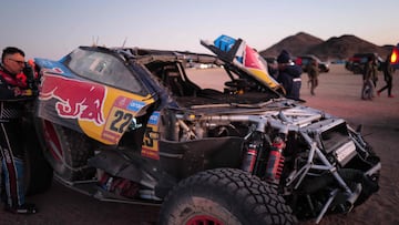 Un miembro del equipo Ford revisa el Ford Raptor de Carlos Sainz tras su accidente durante la etapa 2A del Rally Dakar 2025.